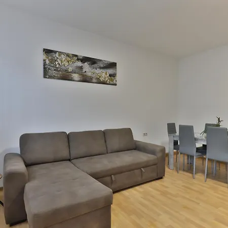 Apartment Mit Service Im *